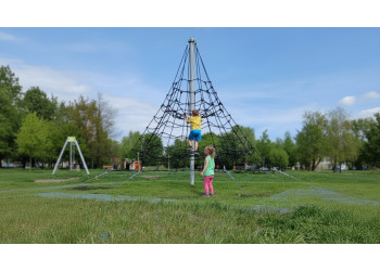 Piramida linowa 4,5 m – nowoczesny plac zabaw dla dzieci