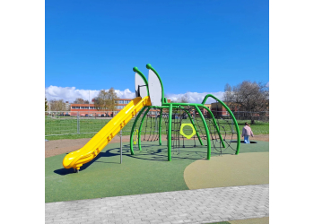 Gigant Konik Polny -  organiczny plac zabaw do wspinania