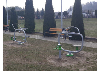 Twister siedząc i stojąc – mini siłownia plenerowa dla dzieci
