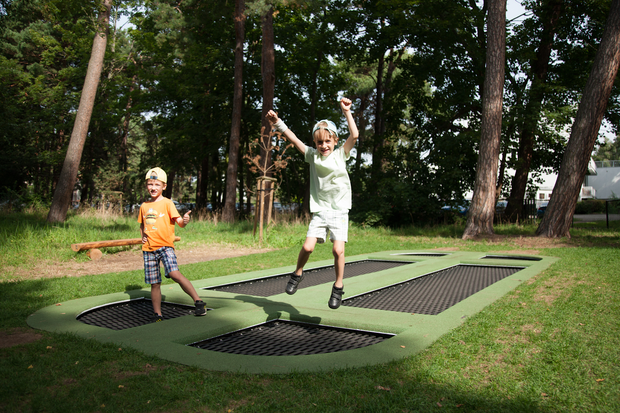 Trampolina na placu zabaw