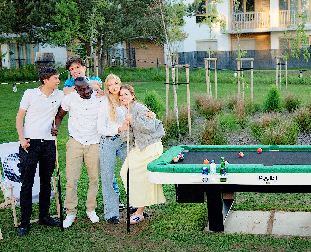 poolbil-billiards-in-public