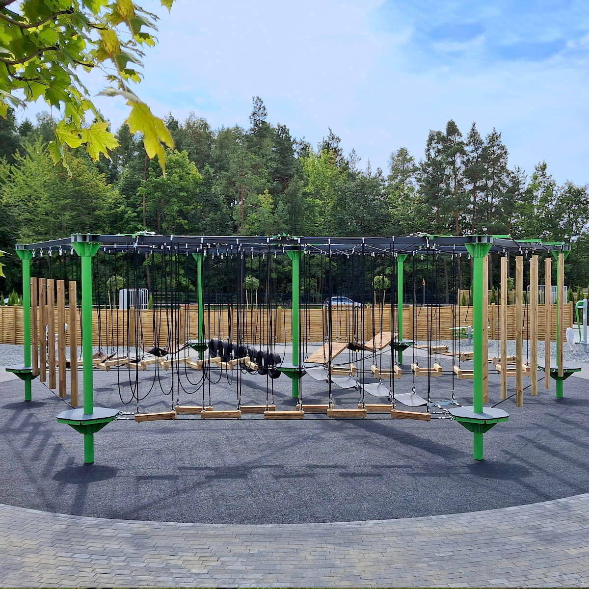 park linowy adventure park na stalowych słupach