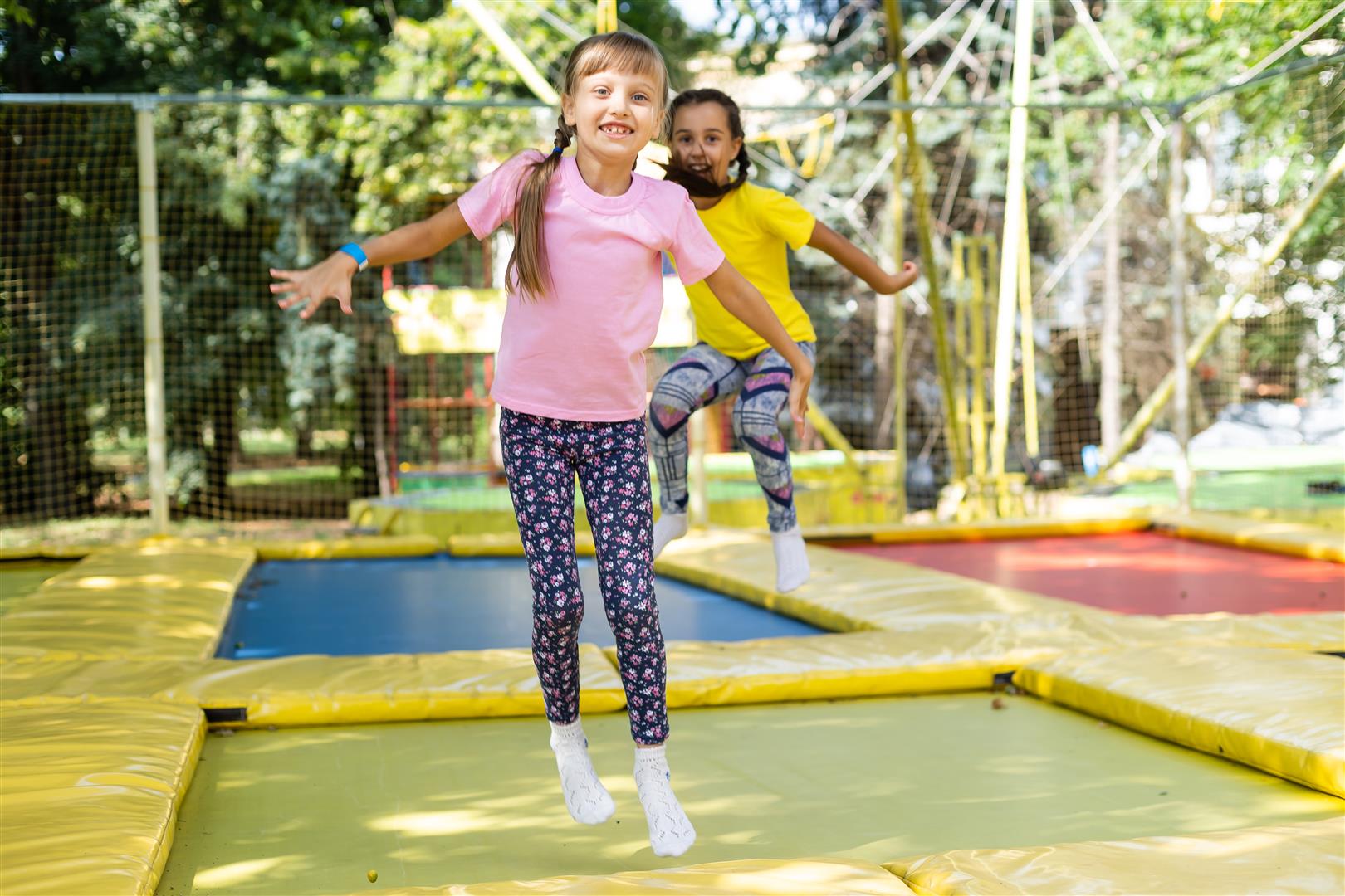 Trampolina na plac zabaw jako sposób na zdrowy ruch